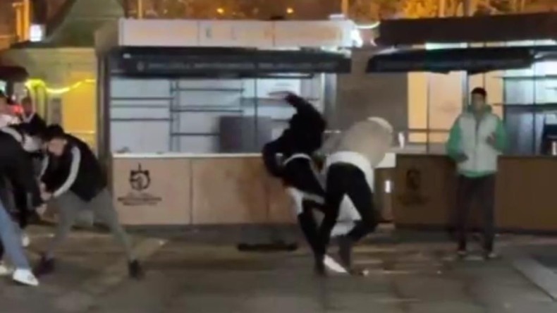 İki grup tekme tokat birbirine girdi; İki kişi bıçaklandı