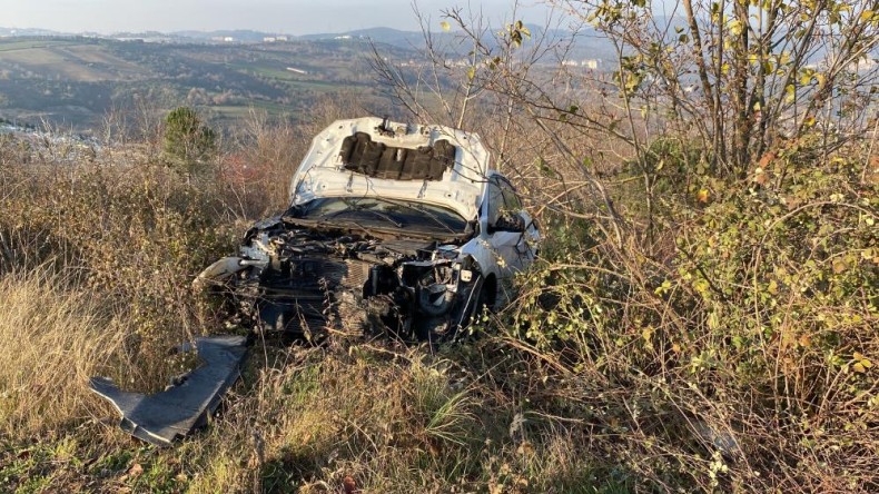 Metrelerce sürüklenen otomobil çalılık alana uçtu