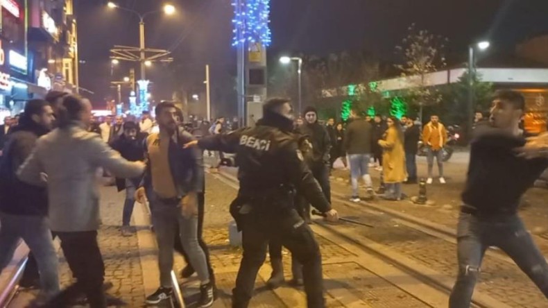 İzmit’te büyük kavga; Yumruklar havada uçuştu