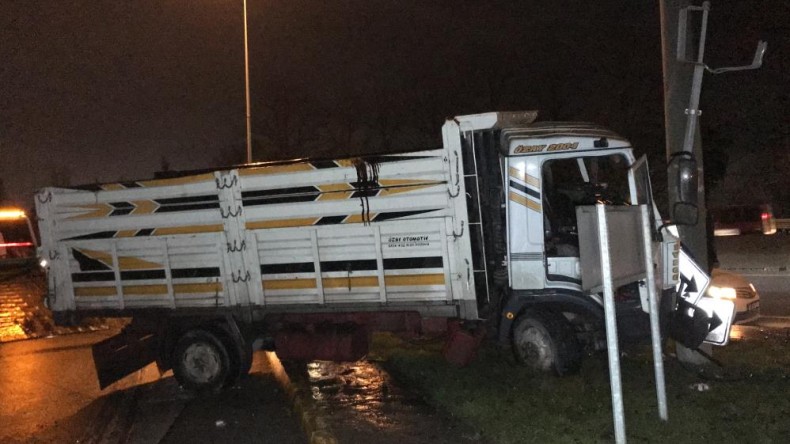 Trafik levhasının direğine çarptı; 2 yaralı