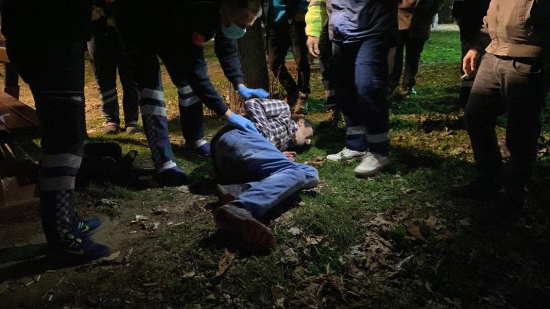 Alkol alan iki arkadaştan biri bıçaklandı