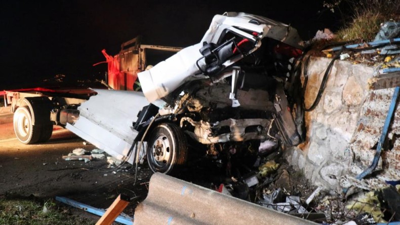 Kamyon kağıt gibi ezildi, acı haber geldi