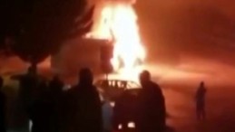 Hastane önünde yolcu minibüsü alev topuna döndü