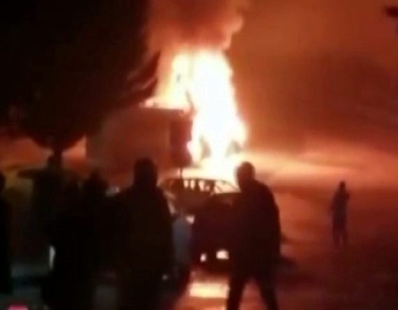 Hastane önünde yolcu minibüsü alev topuna döndü