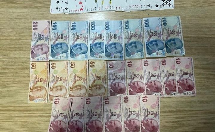 Kumar oynanan kıraathaneye polis baskını