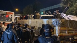 TIR’ın dorsesini açan polis şoke oldu; Böyle yakalandılar