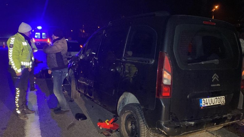 Lastik değiştirmek için duran araca arkadan gelen tır çarptı