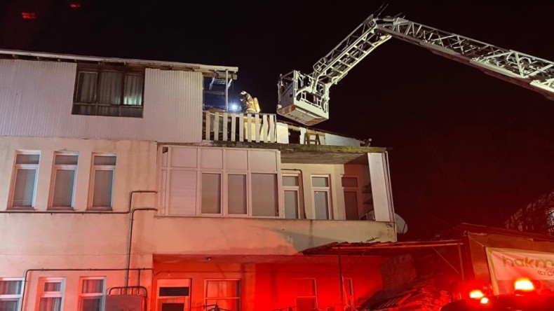 Evinde çıkan yangını söndürmek isterken canından oluyordu