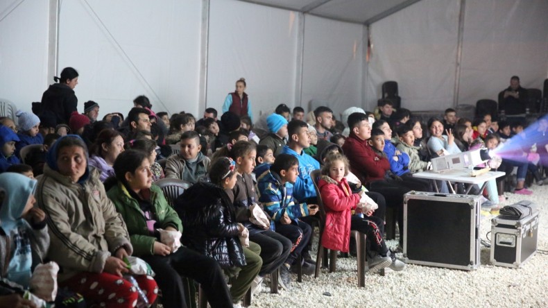 Kocaeli Şehir Tiyatroları’ndan depremzede çocuklara çizgi film gösterimi