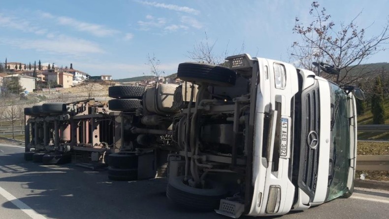 Viraja hızlı giren tır devrildi