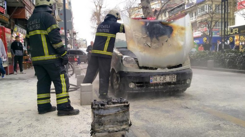 İtfaiye yangını söndürdü, vatandaş olan biteni izledi