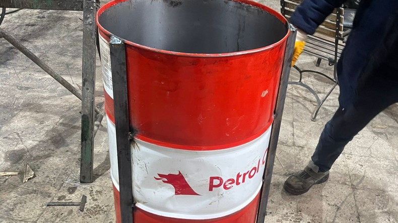 İzmit Belediyesi, deprem bölgesi için boş varillerden soba imal ediyor