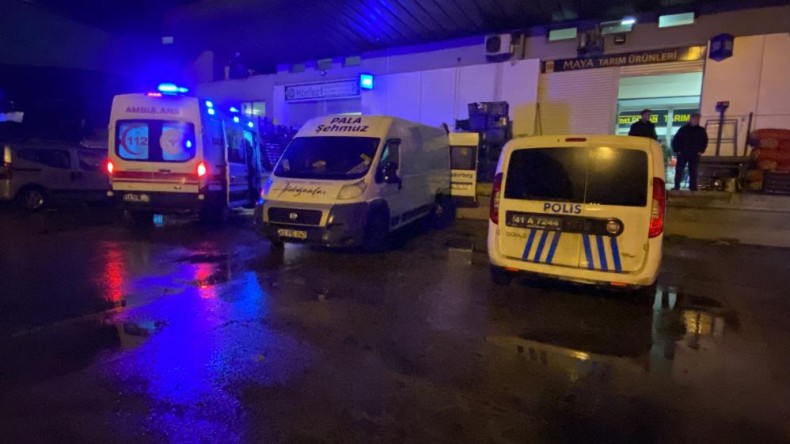 Meyve sebze halinde bıçaklı kavga: 1 yaralı