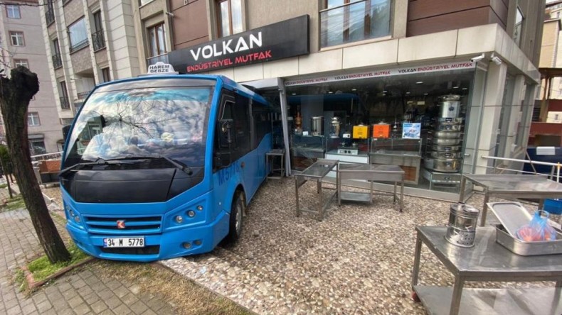 Camiden çıkıp dükkanına geldi, gördüklerine inanamadı