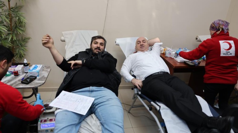 Depremzedeler için kan verdiler