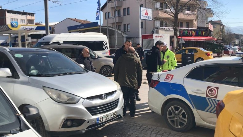 Motosiklet ile otomobil çarpıştı