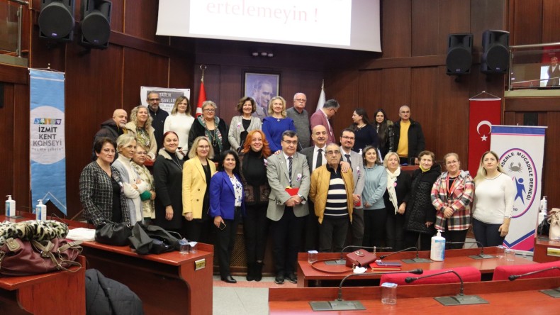 İzmitliler ‘Kanserde Farkındalık’ seminerinde
