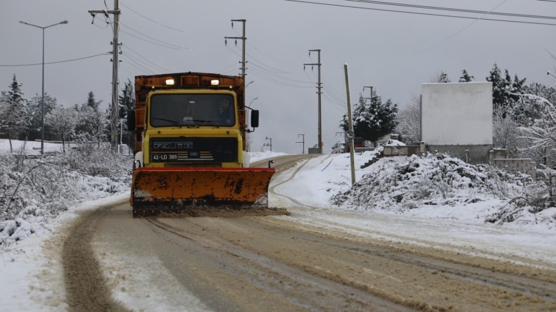 İzmit Belediyesi yüksek kesimlerde kar mesaisine başladı
