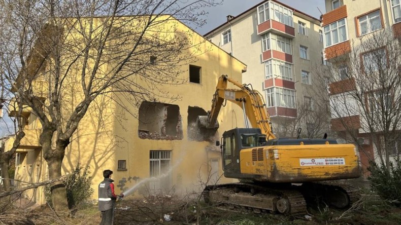 O sağlık ocağı yeni görünüme kavuşması için yıkıldı
