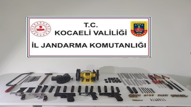 Evini cephaneye çevirmiş