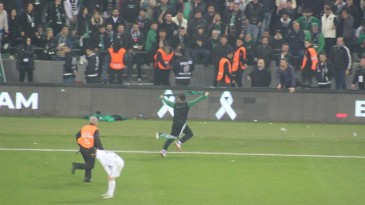 Sahaya atlayan taraftar, özür diledi