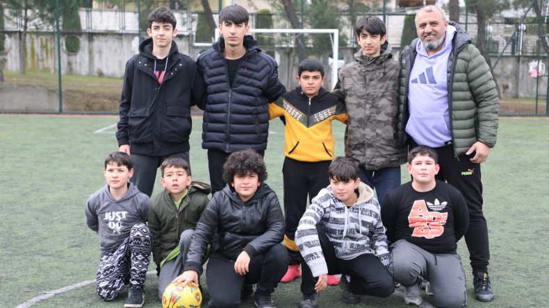 Depremzede çocuklar futbol oynayarak moral depoluyor