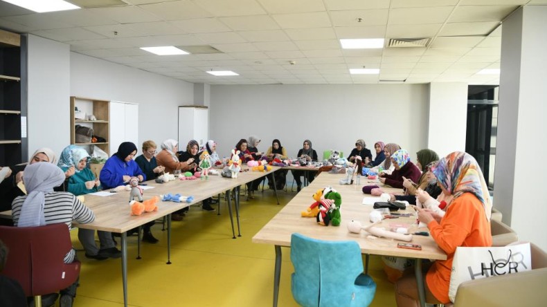 Depremzede çocuklar için örüyorlar