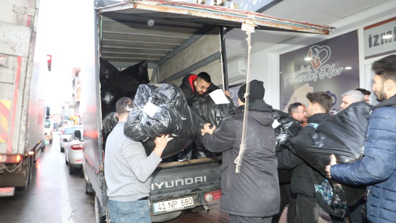 İzmitliler, depremzede kardeşleri için kendi araçlarıyla desteğe koştu