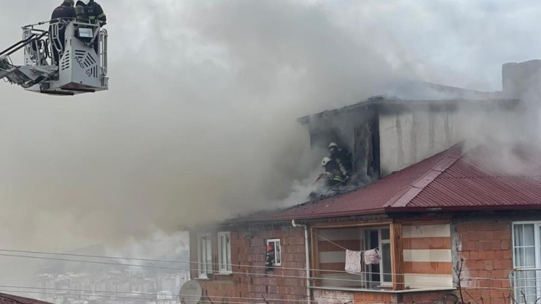 Binanın çatısında çıkan yangın paniğe sebep oldu