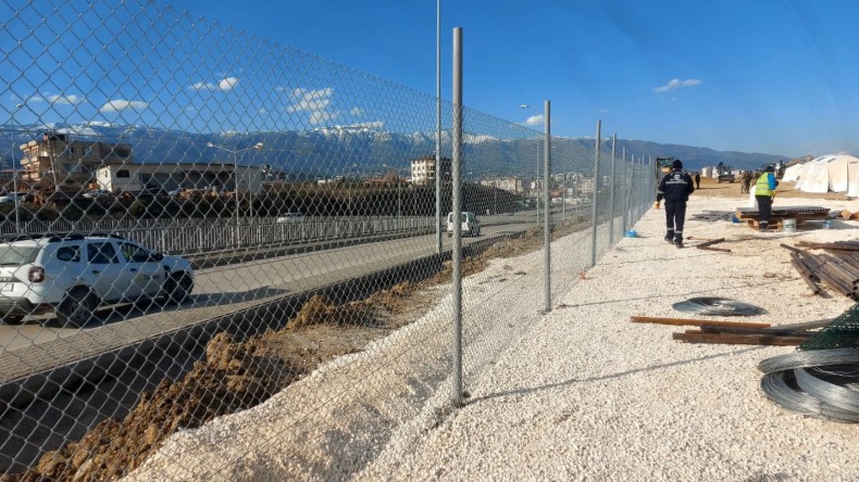 Defne’deki çadır kentin çevresine tel çit inşa ediliyor