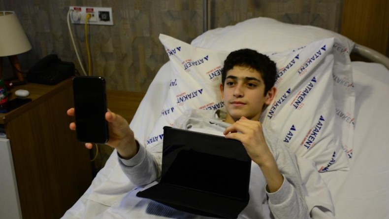 Ameliyata girmeyi reddeden 13 yaşındaki depremzede, hediye vaadiyle ikna edildi