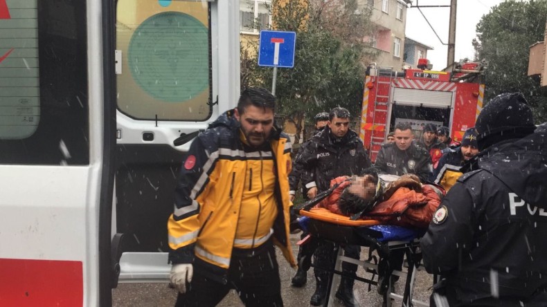 Evini ateşe verip, kendini aşağı attı