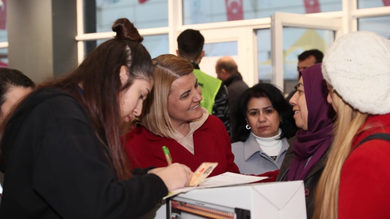 Başkan Hürriyet, İzmit’e gelen depremzedelerle buluştu