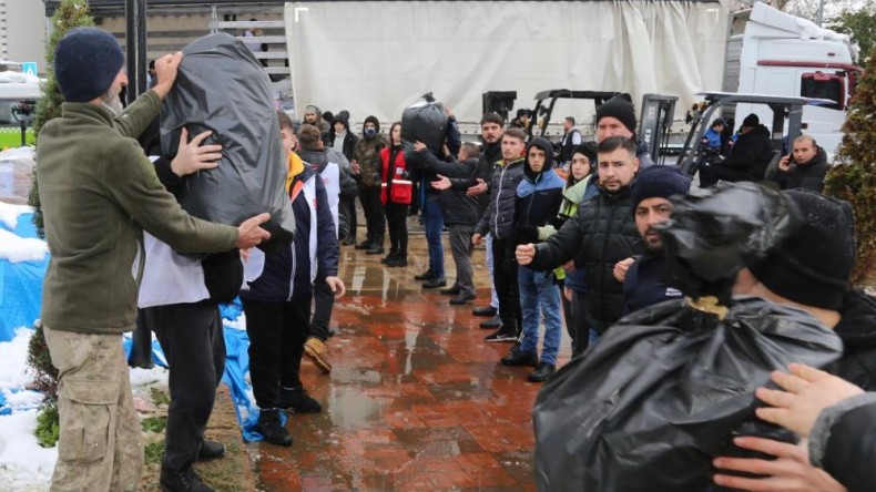 Gölcüklüler depremzedeler için tek yürek