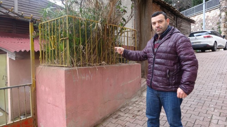 Evin önündeki gizemli türbe