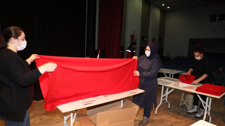 Körfezli kadınlar, atkı, bere ve battaniye üretiyor