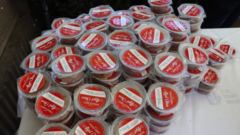 İzmit Belediyesi, Miraç Kandili’nde helva dağıttı