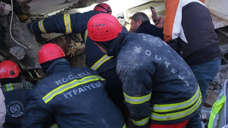 Büyükşehir 156 araç ve 524 personelle deprem bölgesinde