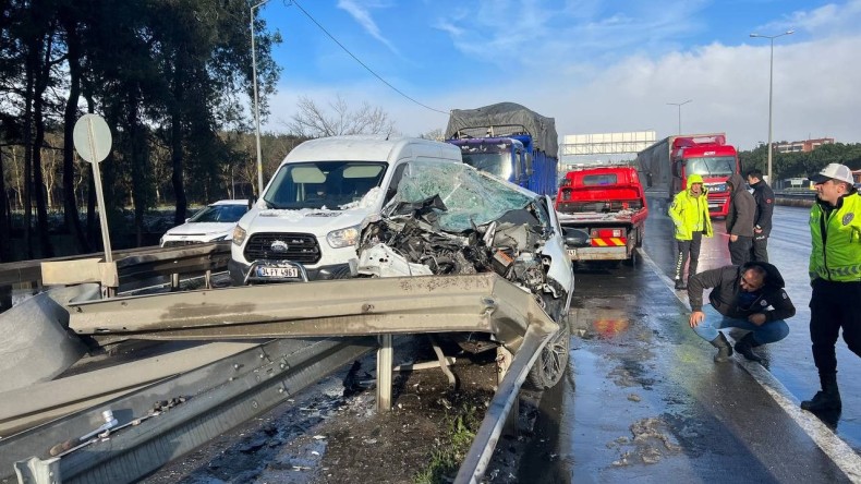 Kocaeli’de bariyere çarpan otomobilde sıkışan 2 kişi yaralandı