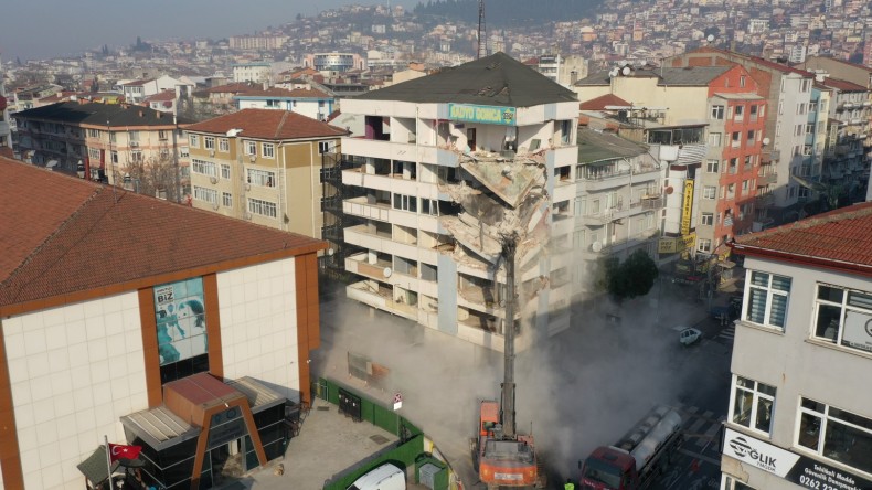 Büyükşehir, Kınay İş Merkezi’nin yıkımına başladı