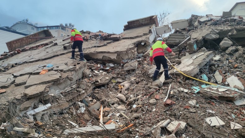 Hatay Kırıkhan’a ilk ulaşan İZBAK vatandaşlara umut oldu
