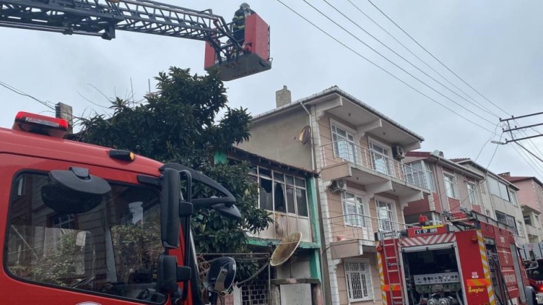 Yangına müdahale etmek için camları kırdılar