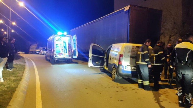 TIR’a çarptı, yaralanan arkadaşını bırakıp kaçtı