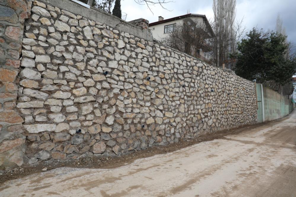 İzmit Belediyesi, Fatih Mahallesi’ndeki hasarlı istinat duvarını tamamen yeniledi