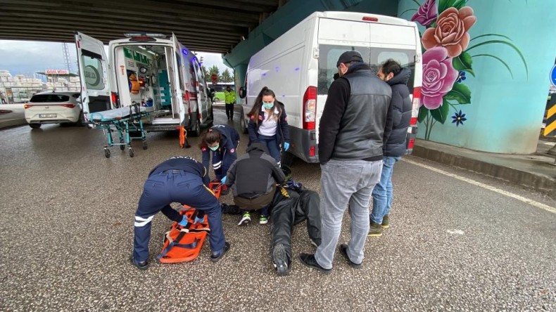 Panelvan ile motosiklet çarpıştı: Yaralı var