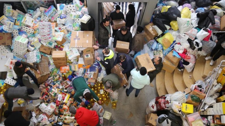 17 Ağustos depreminin ağır bilançosunu yaşayan Gölcüklüler depremzedelere yardım elini uzattı
