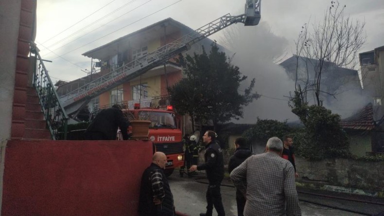 Gölcük’te gecekonduda başlayan yangın apartmana sıçradı