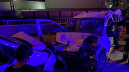 Ters yöne girip karşıdan gelen araçla çarpıştı: 5 yaralı