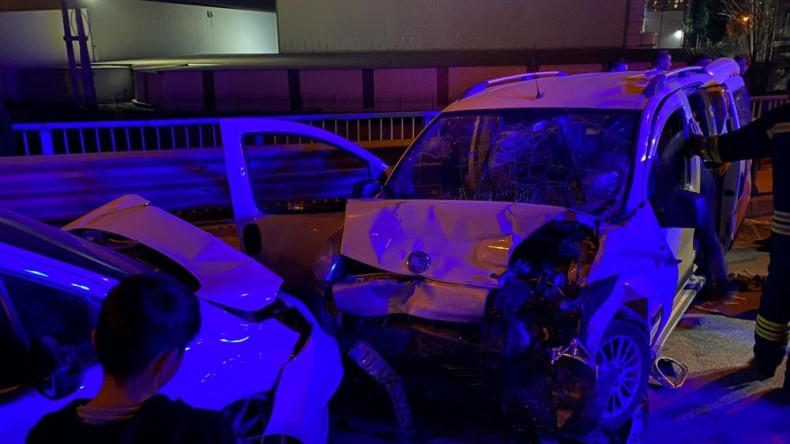 Ters yöne girip karşıdan gelen araçla çarpıştı: 5 yaralı