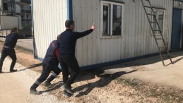 İzmit Belediyesi konteynerler ve çadırları Adıyaman’da kuruyor